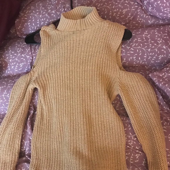 Open shoulder sweater - Picture 1 of 3